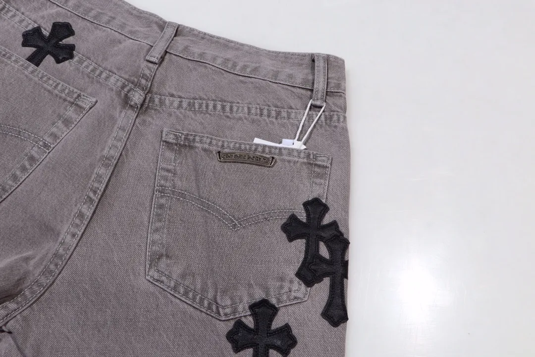 P220 Style Number: H443 Chrome Hearts CH Chrome Hearts Heavy Industry Damaged High Street Jeans exude unruly personality and unique charm. Every wear and tear is carefully designed to present a unique artistic feel. Made of imported denim fabric, which has undergone heavy industrial washing and destruction treatment, the trousers show a super cool effect on the upper body, allowing you to dominate the fashion stage.  This is more than just a pair of jeans, it is an expression of attitude. With its unique design concept and ultimate pursuit of details, Croxin breaks traditional boundaries and defines the jeans trend in the new era. The trousers are made of double-layer woven fabric and matched with customized hardware, showing an incomparably beautiful and unique style, making every wearer the focus of fashion. Imported denim fabric, super heavy-duty washed and damaged, the upper body is super cool! Customized hardware. Unbeatable and beautiful style. The production process is difficult. Full of high street feel. Color: Gray Size: S M L XL XXL